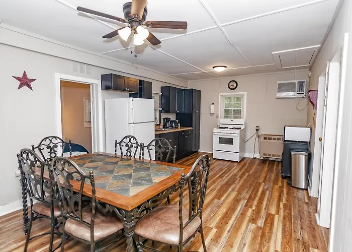 Camelback Cottage - On One Acre & Near Local Attractions