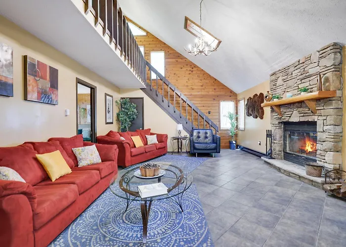 Chalet Renovated Near Casino, Camelback , Kalahari 4Bdrms Firepit Hot Tub Game Room