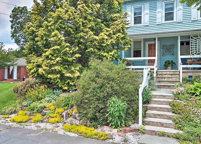 Charming Abode W/ Patio - Walk To Town + River!